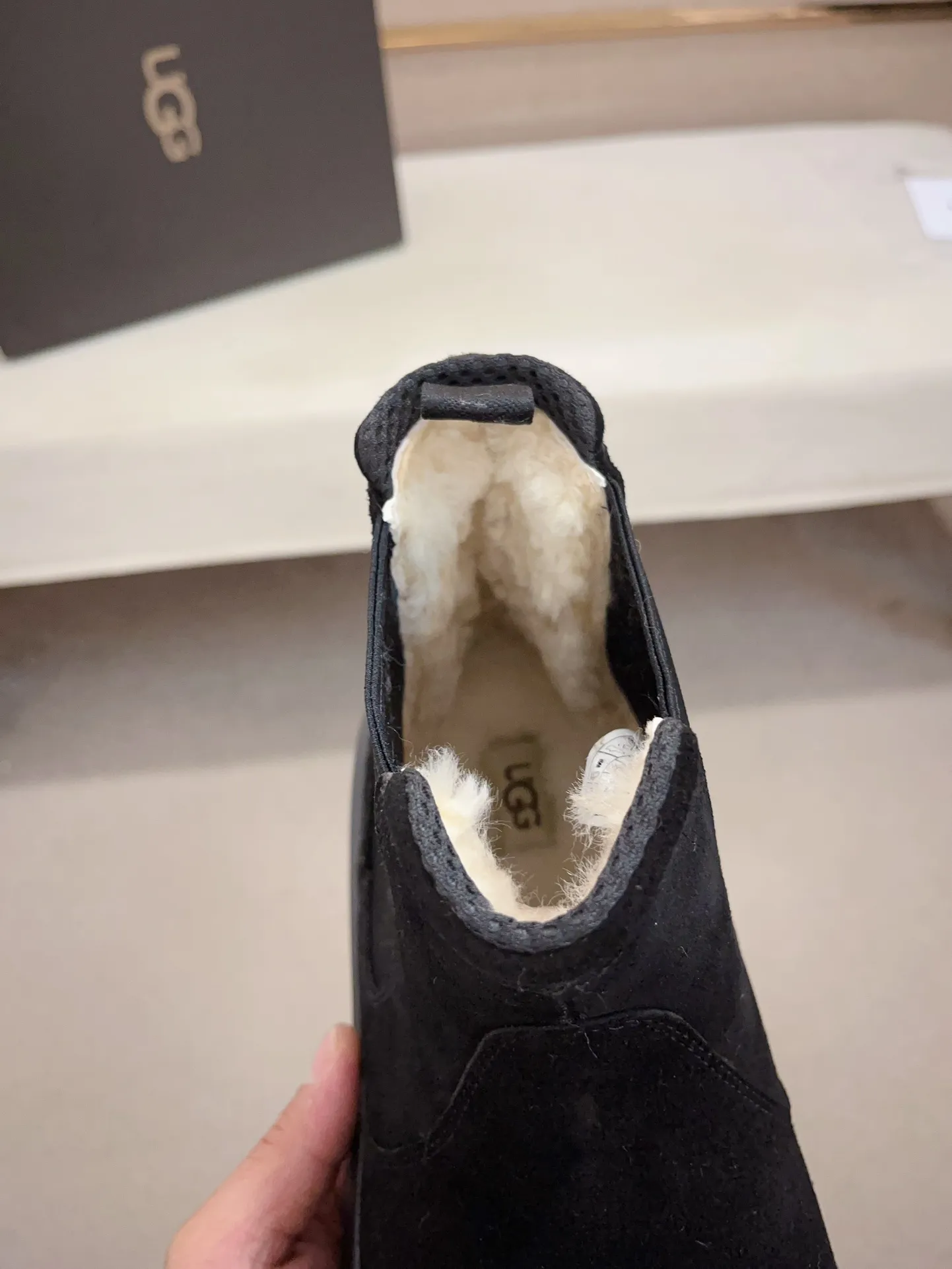 Men's shoes💰: 600💰(high-end goods) UGG❄️❄️Latest model 1:1⃣️quality, fabric: high-end quality first-layer cowhide imported from Europe. Lining: wool lining, sole: pure imported rubber foam outsole. ❤️High-end goods, fine workmanship, trendy and fashionable. The fit is very classy. If you know the goods, you will definitely not be able to refuse😍😍Code number: 41-45. Can be customized 46.47.